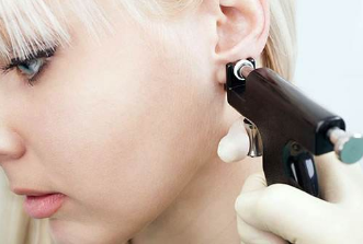 打耳洞后怎么护理及注意事项，别急着戴各种耳饰