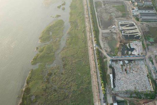 万吨危废倾倒长江，爱护水资源的口号难道是空喊的？