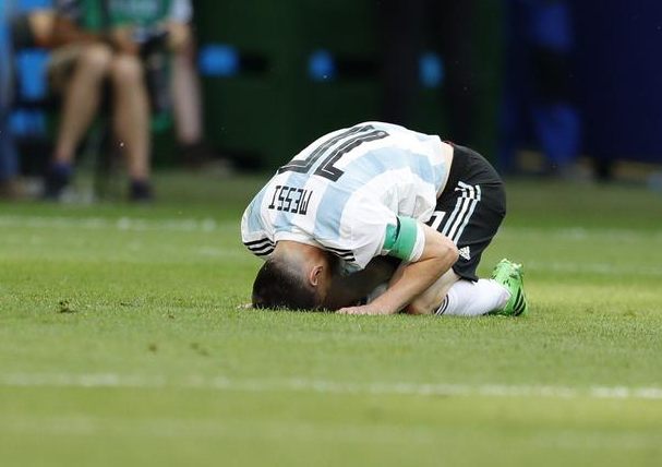 梅西头顶草坪跪地,五届世界杯梅西还会卷土重来吗？