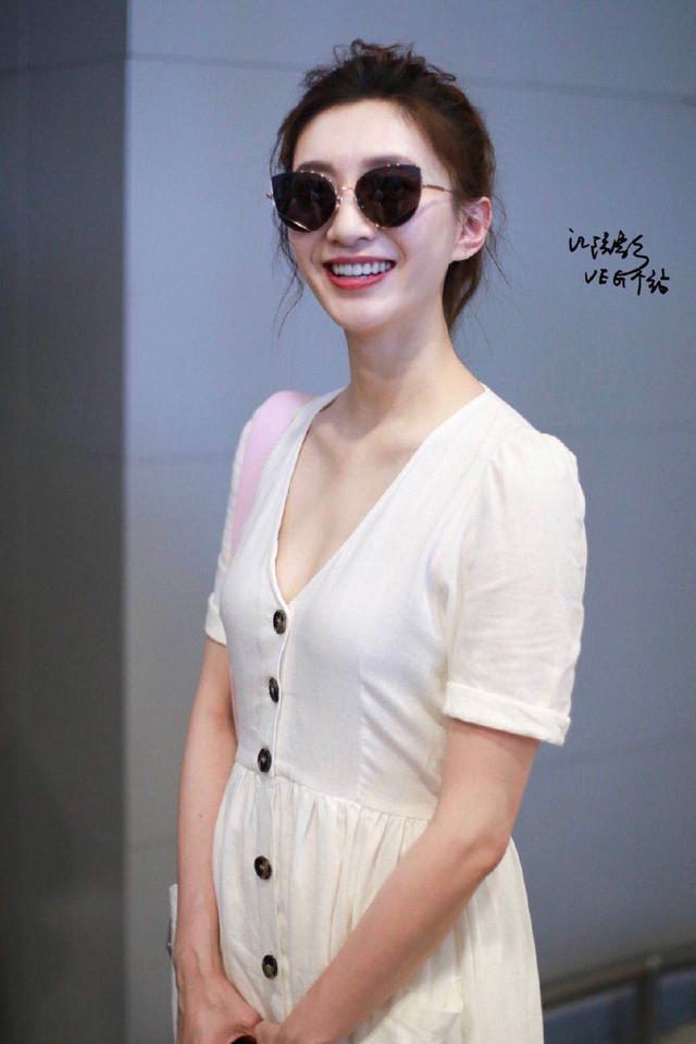 当31岁江疏影撞衫30岁刘雯同款白裙，模特和演员的差距还真是大！