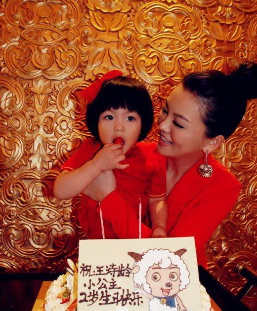 小王诗龄穿红色旗袍太可爱了，想不到妈妈李湘当年也是旗袍美人！