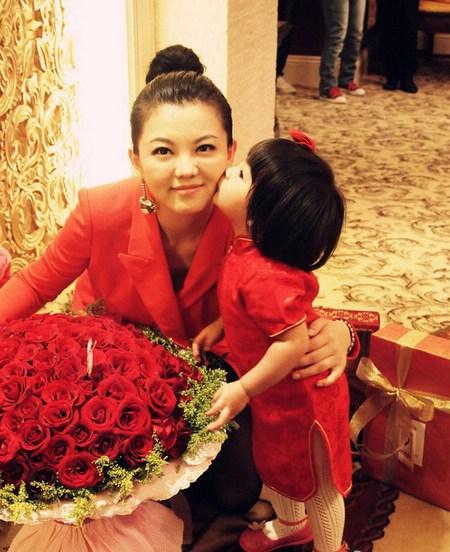 小王诗龄穿红色旗袍太可爱了，想不到妈妈李湘当年也是旗袍美人！