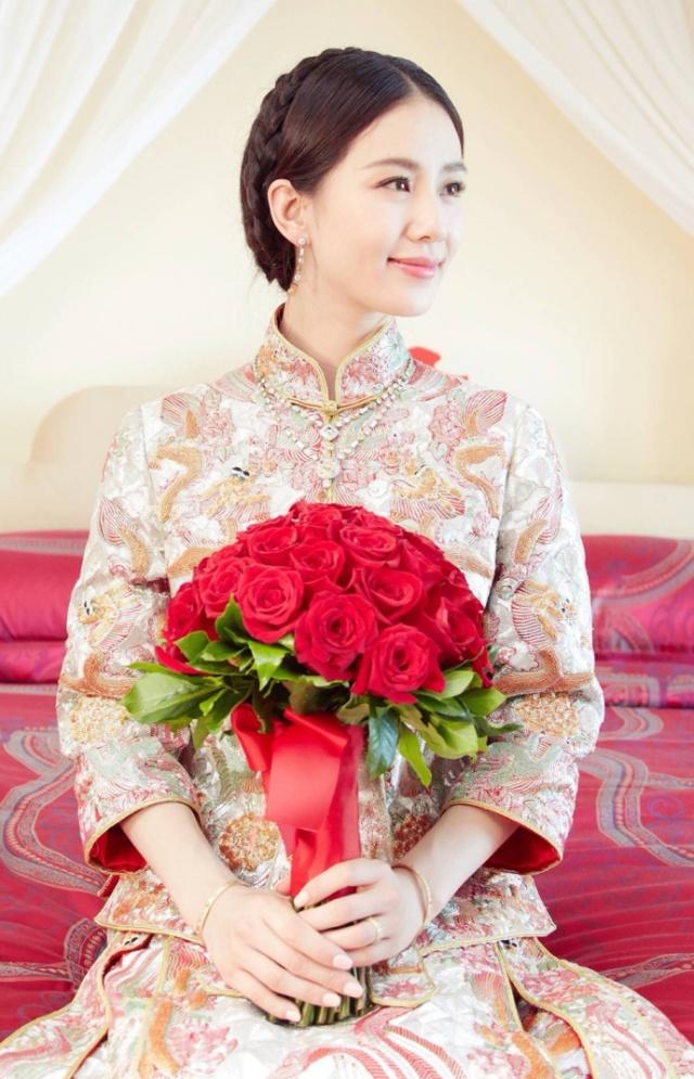 明星结婚全家福，刘诗诗有气质，没想到妈妈穿旗袍更是让人惊艳！