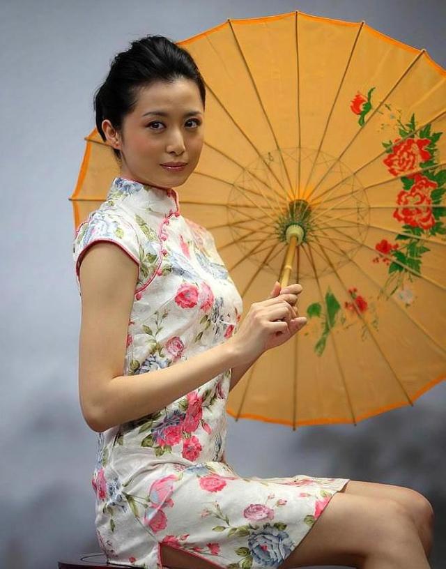 油纸伞 小团扇，八款搭配旗袍的拍照姿势，拍出你的独特气质！