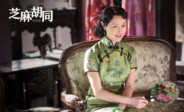 新剧《芝麻胡同》一开播，52岁的刘蓓穿上旗袍装依旧大气温婉！