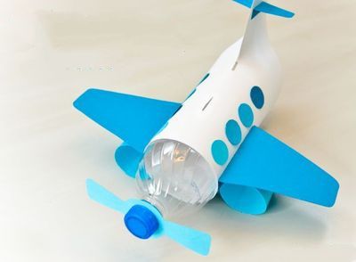 利用可乐塑料瓶、矿泉水瓶和卡纸手工制作一款好看的飞机