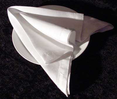 餐巾纸造型的折叠技巧--箭形的折纸方法步骤图解教程