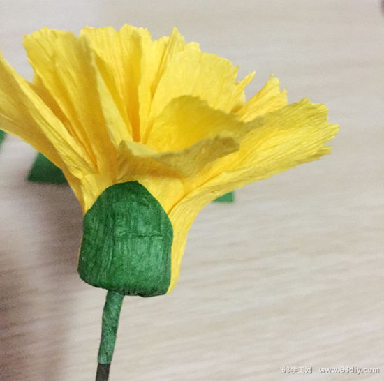 康乃馨皱纹纸花的制作方法