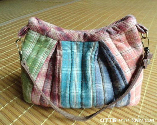 彩虹抽褶包的布艺手工制作方法