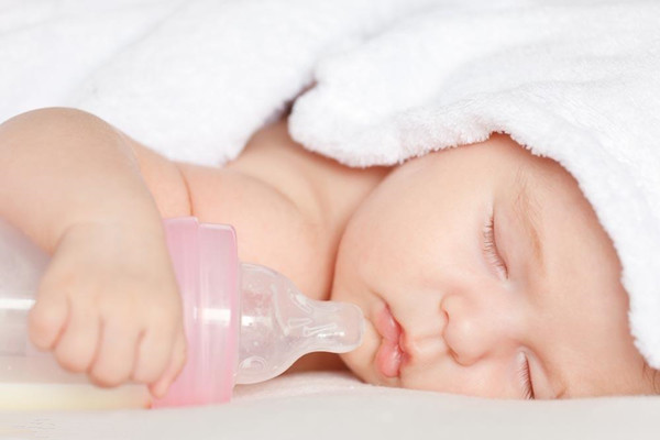宝宝呛奶后呼吸有痰音 宝宝呛奶后的急救方法