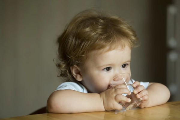 宝宝每天喝多少水正常 不同月龄宝宝具体喝水量