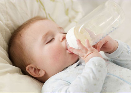 注意:宝宝含着奶瓶睡觉易长龋齿