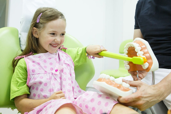 小孩换牙后门牙缝隙大 小孩换牙期的注意事项