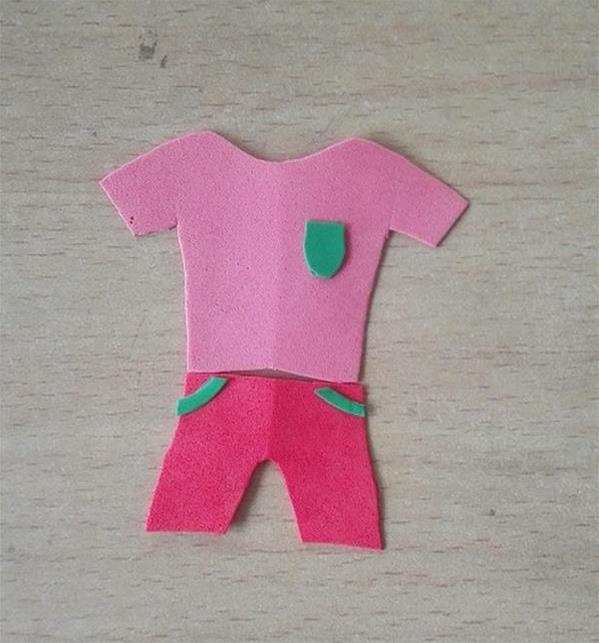 儿童手工制作用海绵纸手工制作可爱的小衣服粘贴画
