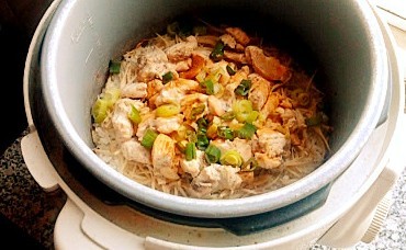 咖喱鸡肉金针菇煲饭的做法_咖喱鸡肉金针菇煲饭怎么做 咖喱鸡肉金针菇煲饭的做法_咖喱鸡肉金针菇煲饭怎么做