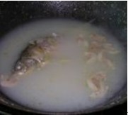 黑豆鲫鱼汤的做法 黑豆鲫鱼汤的做法