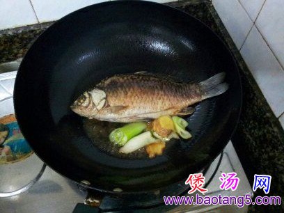 鲫鱼炖豆腐的做法,怎样做鲫鱼炖豆腐 鲫鱼炖豆腐的做法,怎样做鲫鱼炖豆腐