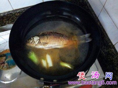 鲫鱼炖豆腐的做法,怎样做鲫鱼炖豆腐 鲫鱼炖豆腐的做法,怎样做鲫鱼炖豆腐