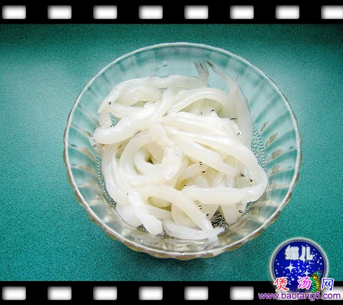 银鱼豆腐汤善补脾胃 常吃对脾胃虚弱、肺虚咳嗽都有好处。 银鱼豆腐汤善补脾胃 常吃对脾胃虚弱、肺虚咳嗽都有好处。