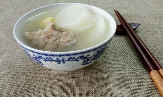 猪骨头汤美味营养又滋补 补钙补铁抗衰老可以多喝 猪骨头汤美味营养又滋补 补钙补铁抗衰老可以多喝