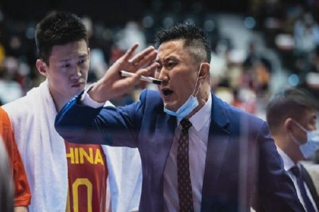 中国男篮33分狂胜双杀日本男篮，杜锋使用五上五下的轮换体系