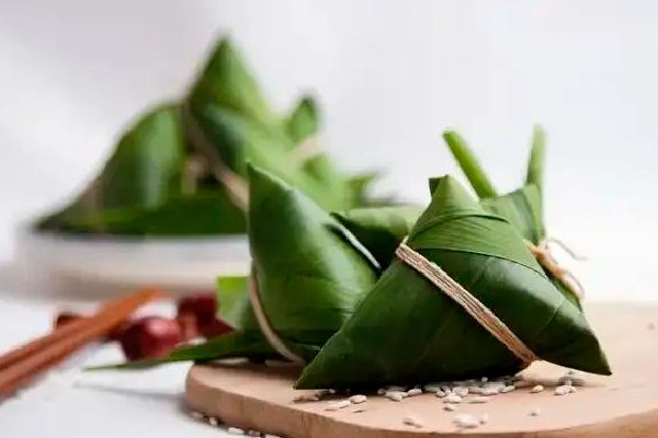 端午节吃粽子赛龙舟的寓意是什么 端午节吃什么传统美食