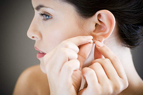 女生打耳洞前后应该注意些什么 如何避免耳洞化脓发炎