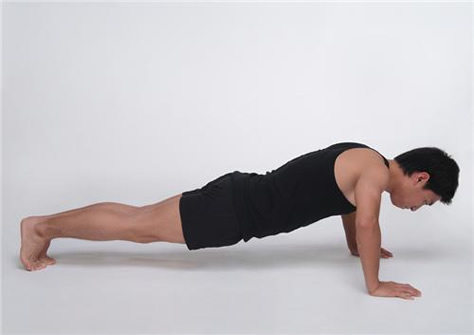 俯卧撑是锻炼胸肌的好方法,手臂在弯曲伸直的过程中,会带动胸肌的运动