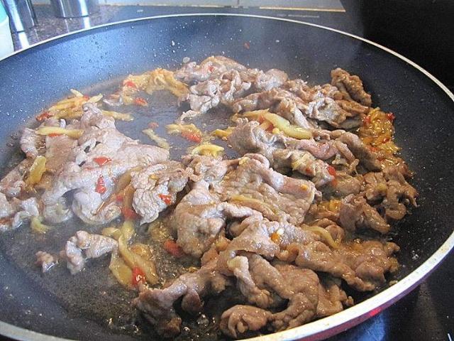 厨师长透露：炒牛肉时，多加这“1步”，牛肉炒不老，还不粘锅！