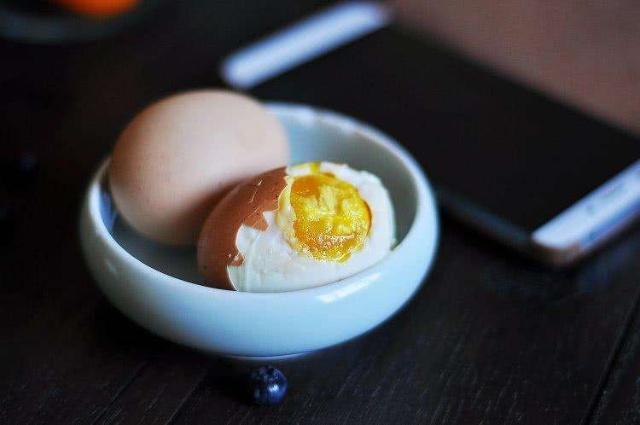 74岁奶奶腌鸡蛋：别只会傻加盐！多加一步，蛋黄起沙流大油，真香