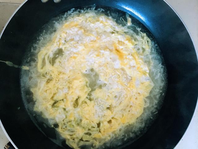 煮醪糟蛋时，别着急直接下锅！多加“2步”，蛋花又香又浓