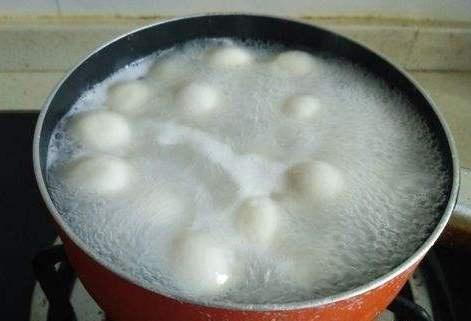煮汤圆时热水下锅还是冷水下锅多加一点它汤圆不破不黏牙