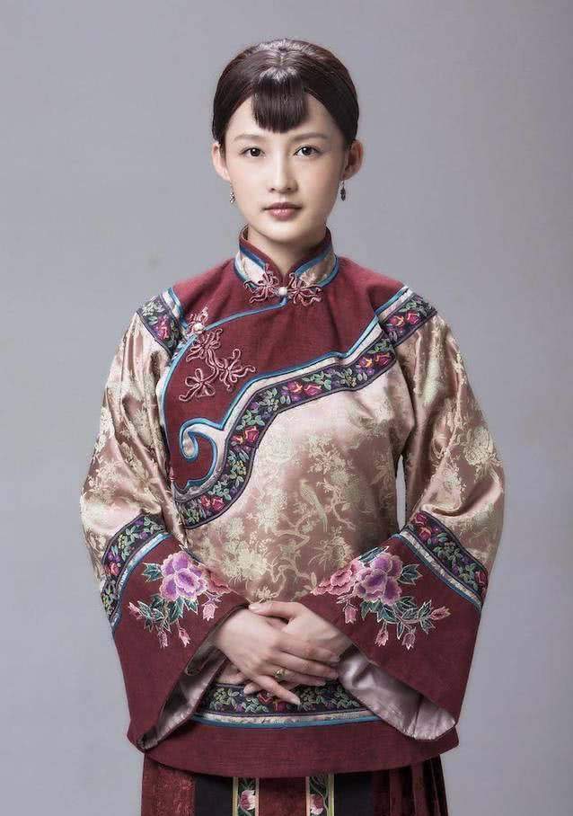 古典美的李沁穿上旗袍楚楚动人，惹人心疼！