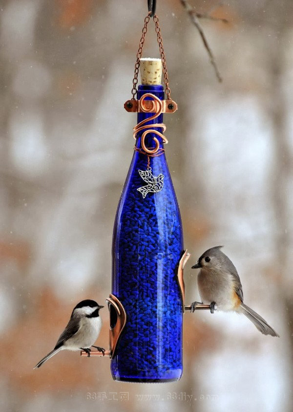 用废旧玻璃瓶手工制作实用漂亮的喂鸟器