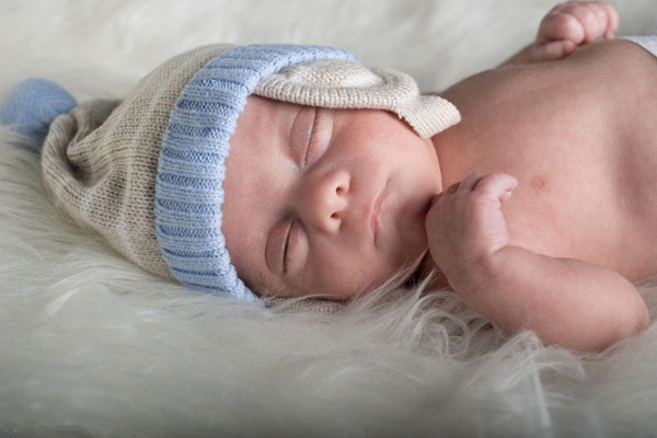 新生宝宝经常打喷嚏 这5个原因父母千万不能忽视