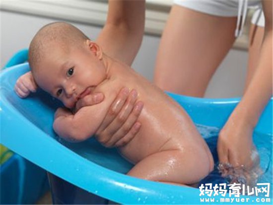 婴儿洗澡刚出生就要洗澡吗 给婴儿洗澡最佳时间是几点
