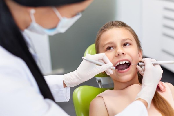 小孩换牙松动多久才掉 换牙后的好坏是孩子自信的来源