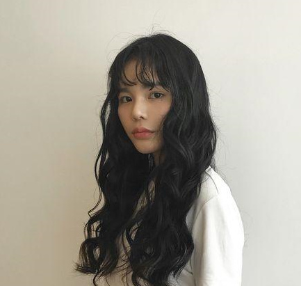 强调卷度的刘海长发造型,是一款有着自然女孩儿味的可爱发型