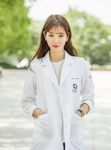 韩国的大势女演员朴信惠在该剧中饰演了一名从问题少女到热血医生刘慧