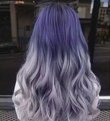 将发根的头发的做成深紫色,发尾的头发染成浅灰色的效果,紫色在中间