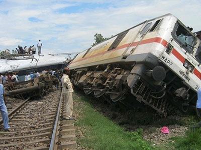 随之而来的铁路事故也不断发生,那火车脱轨了怎么办呢?