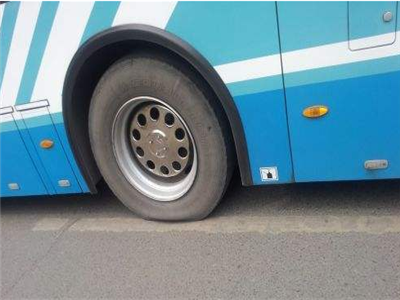 公交车如何换轮胎