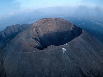 在地球上已知的死火山约有2000座;已发现的活火山共有523座,其中