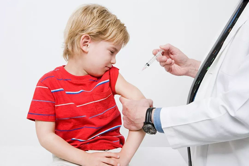 3-11岁的新冠疫苗，到底打不打？这样做，减少不良反应！