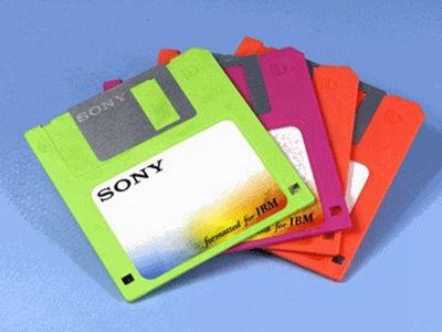 是计算机上面最早使用的可移介质,软盘英文缩写是fioppy disk,它作为