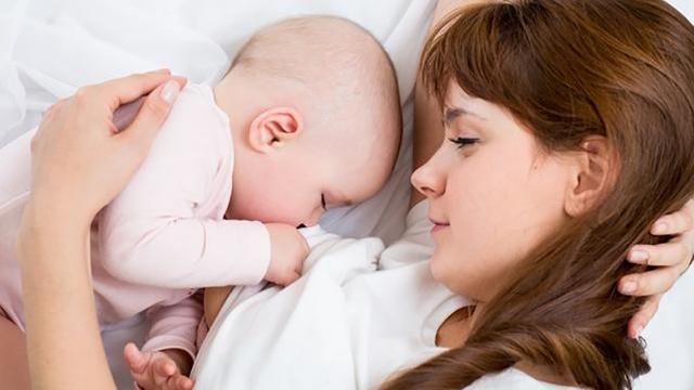 宝宝必须喝奶才睡觉，试试这 3 个纠正方法