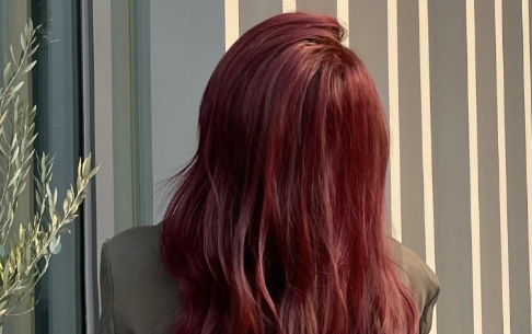 染酒红色会不会显老气酒红色头发掉色后是什么颜色